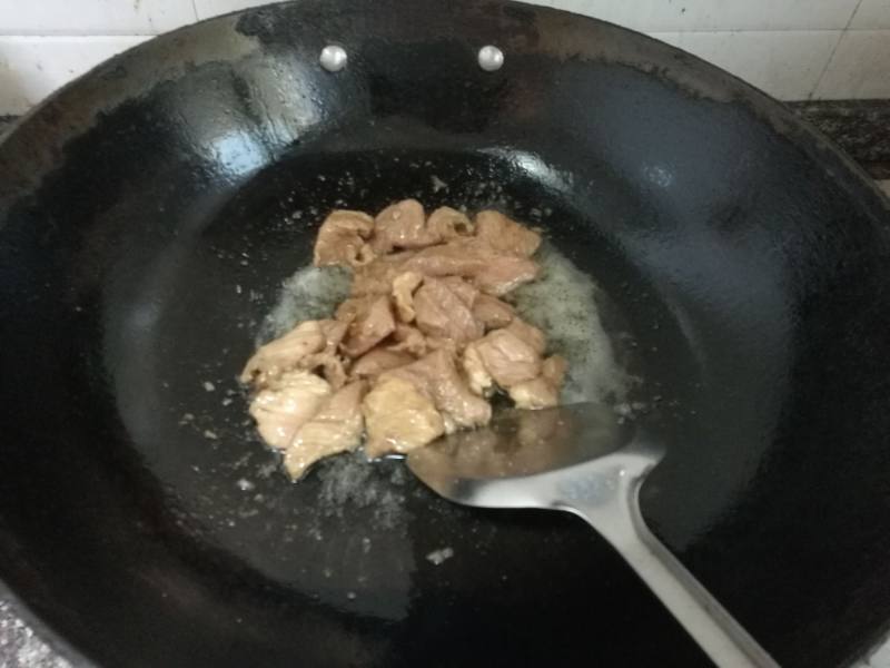 豆腐皮炒肉片的做法步骤：4