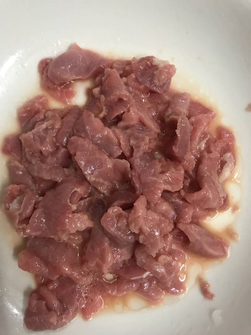 青椒炒牛肉的做法步骤：3