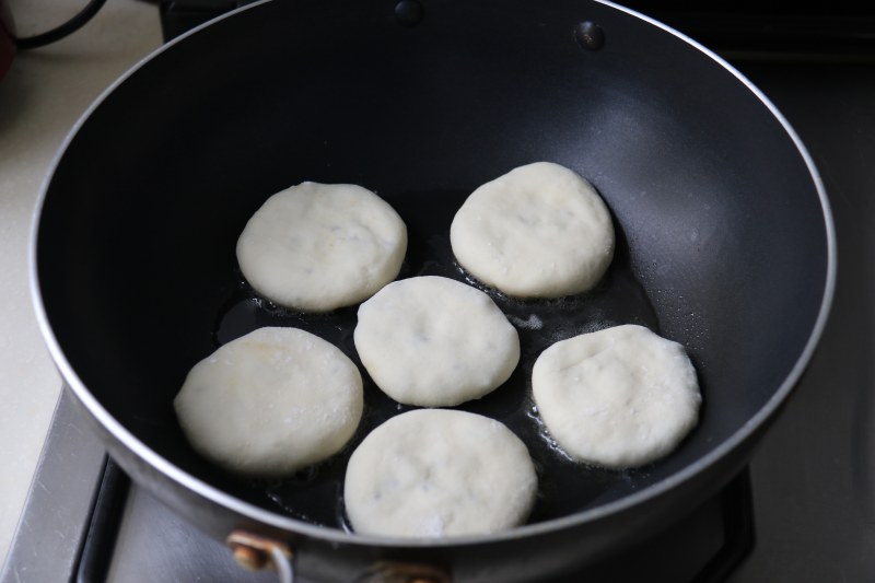 梅菜肉馅饼：外脆里嫩，一口要下去肉汁满满的做法步骤：9