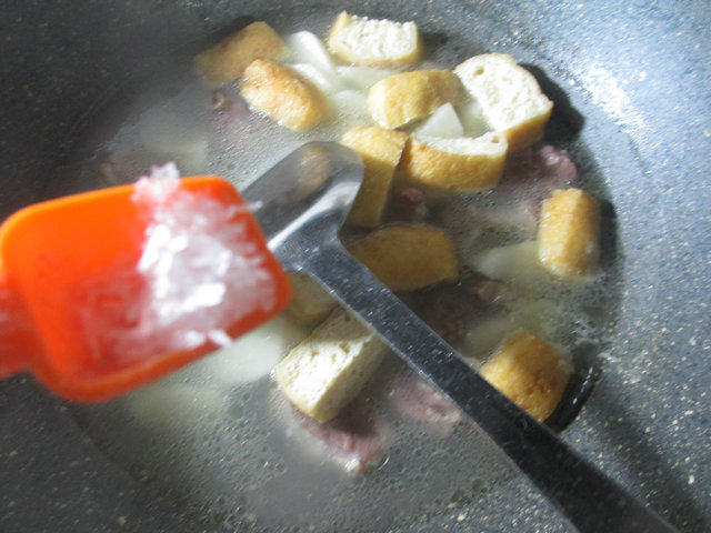 油豆腐腊鸭腿山药汤的做法步骤：5