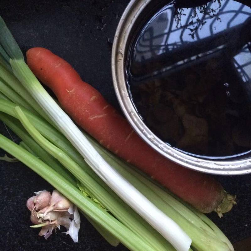 芹菜萝卜炒木耳的做法步骤：1