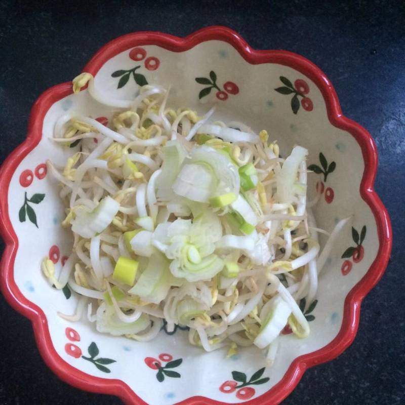 蛋炒菠菜饼的做法步骤：2