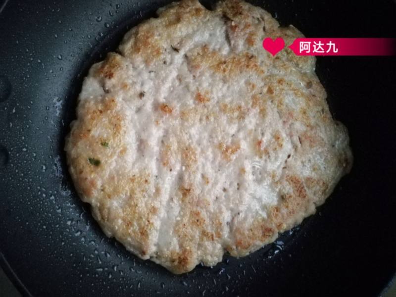 鱼饼炒韭菜的做法步骤：2