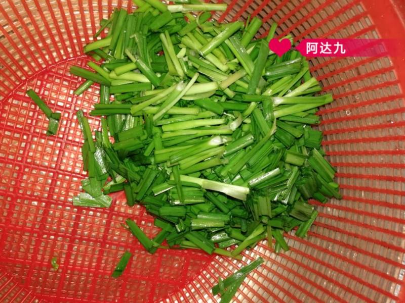 鱼饼炒韭菜的做法步骤：3