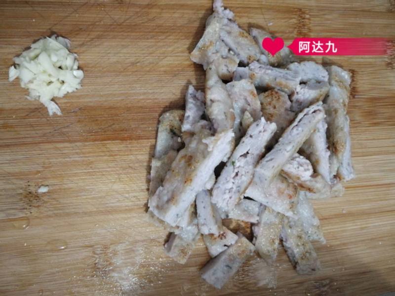 鱼饼炒韭菜的做法步骤：4