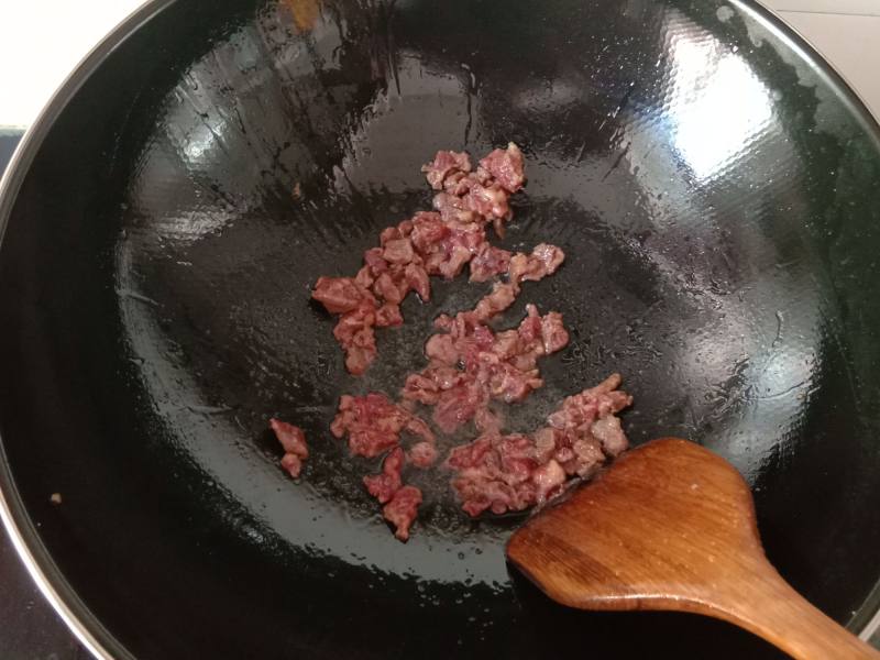 青豆炒牛肉粒的做法步骤：5