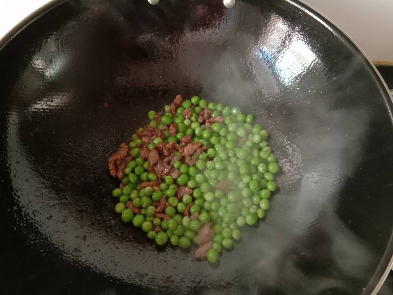 青豆炒牛肉粒的做法步骤：8