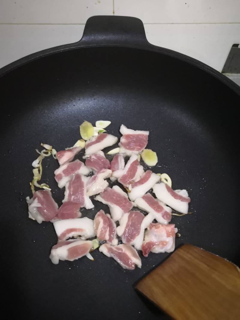 香菇肉片炖豆角的做法步骤：4