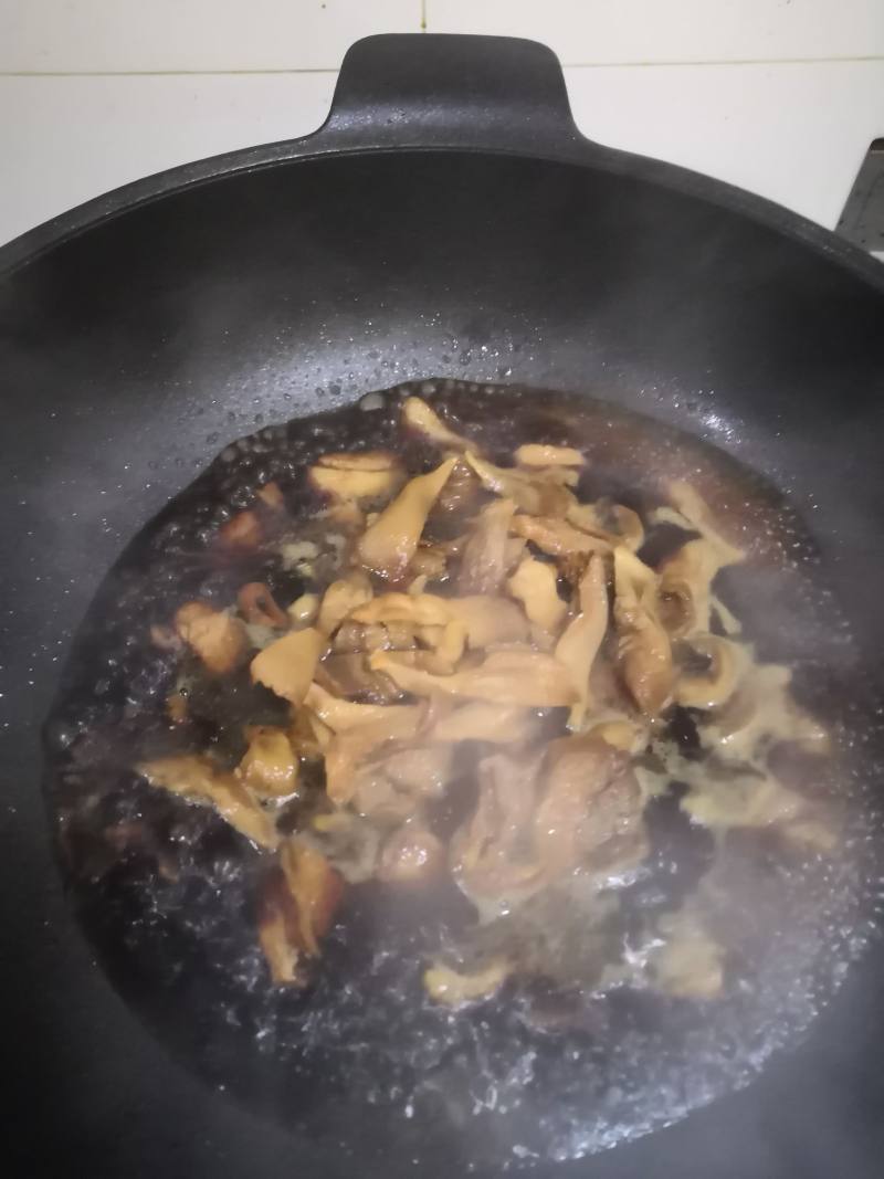 香菇肉片炖豆角的做法步骤：7