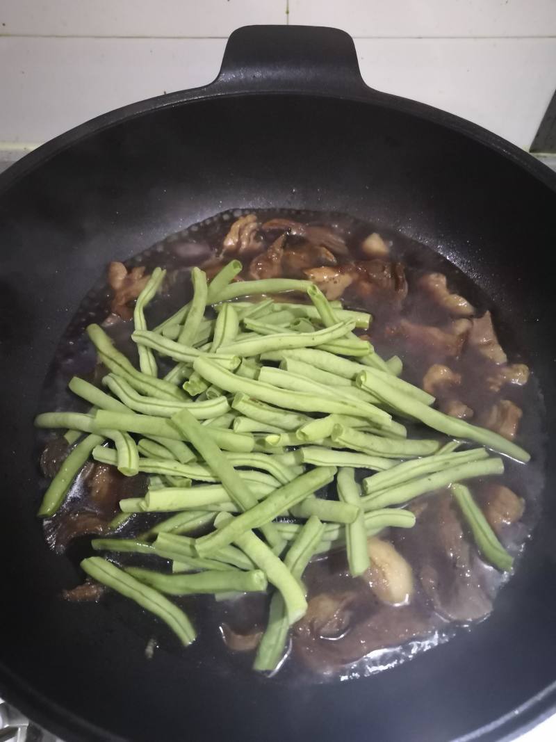 香菇肉片炖豆角的做法步骤：10