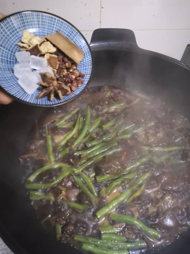 香菇肉片炖豆角的做法步骤：11