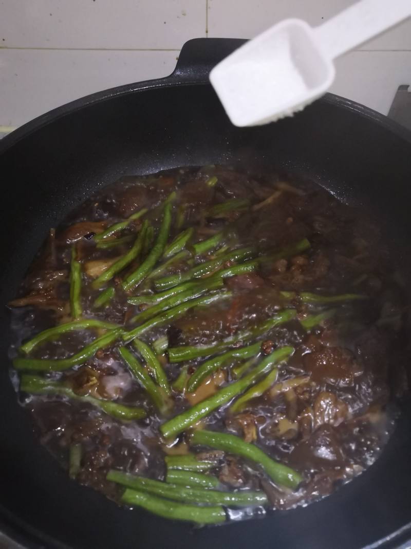 香菇肉片炖豆角的做法步骤：12