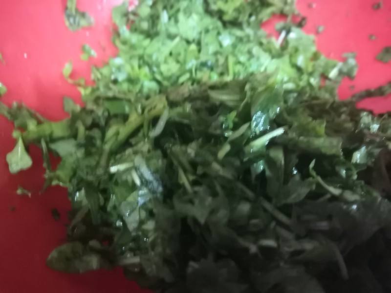 荠菜肉末小馄饨的做法步骤：2