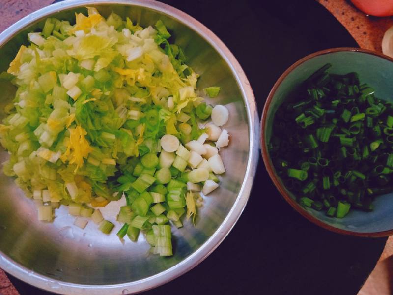 葱香芹菜蛋炒饭的做法步骤：1