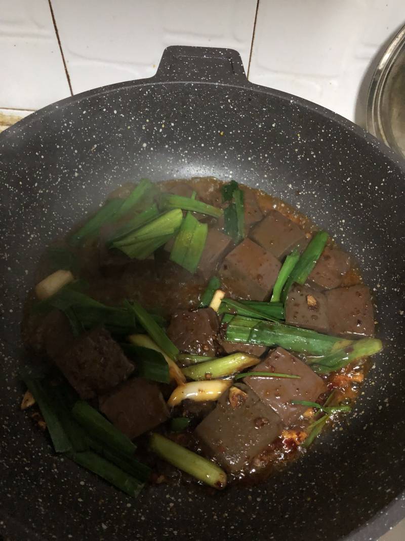 鸭血豆腐煲的做法步骤：4