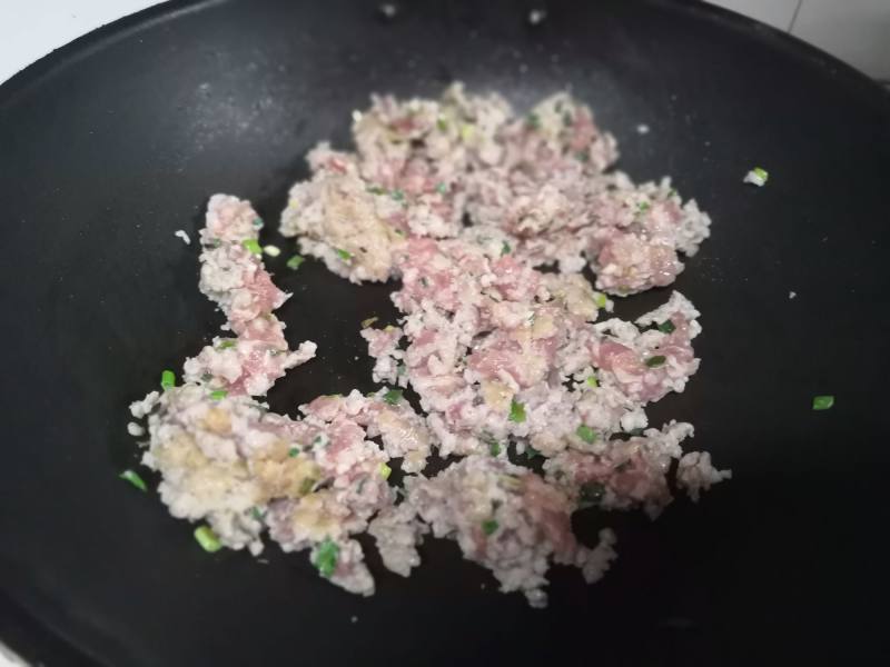 香脆可口，咸甜适中之（肉末梅干菜酥饼）的做法步骤：5