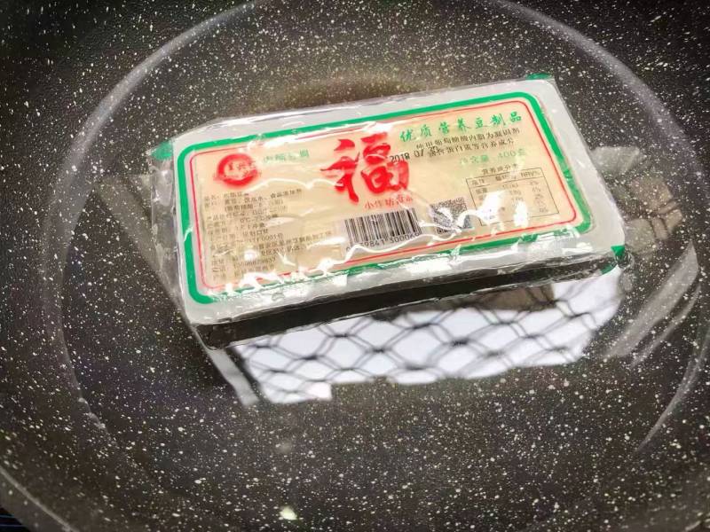 皮蛋拌豆腐的做法步骤：2