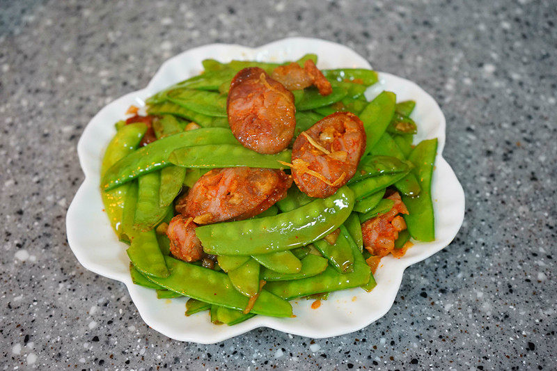 美食节腊肠荷兰豆煲仔饭的做法步骤：20