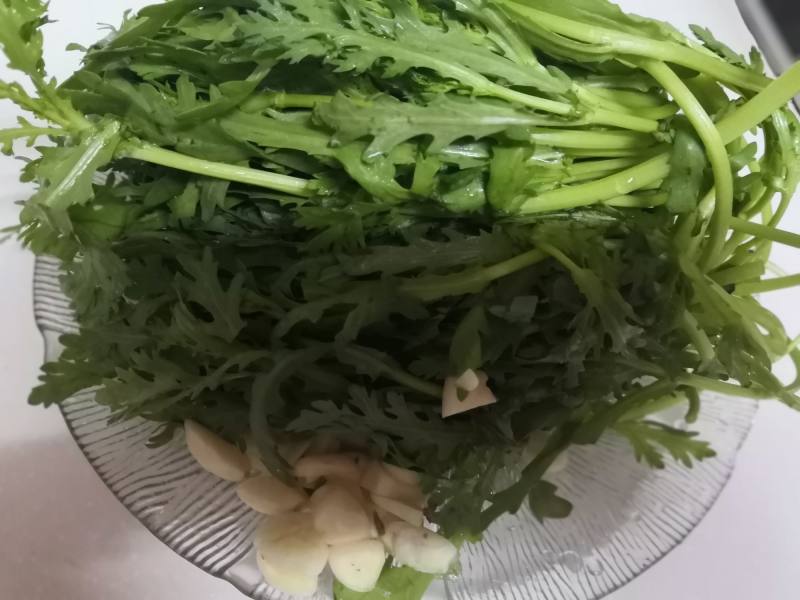 清炒茼蒿菜的做法步骤：2