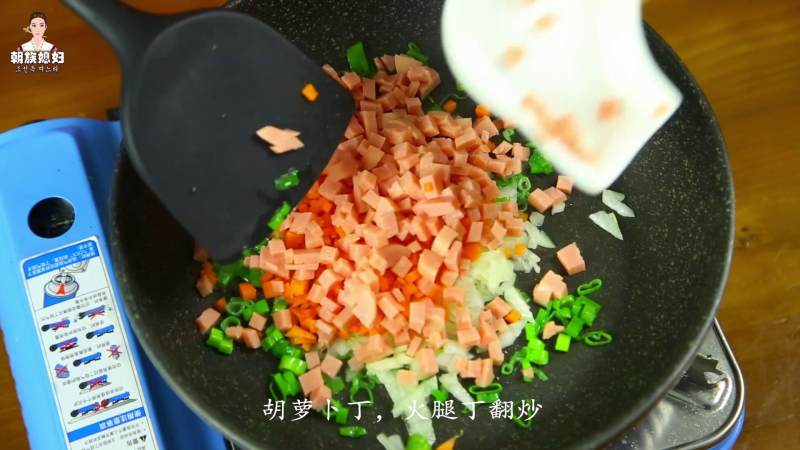 韩式蔬菜饭团鸡蛋卷的做法步骤：2