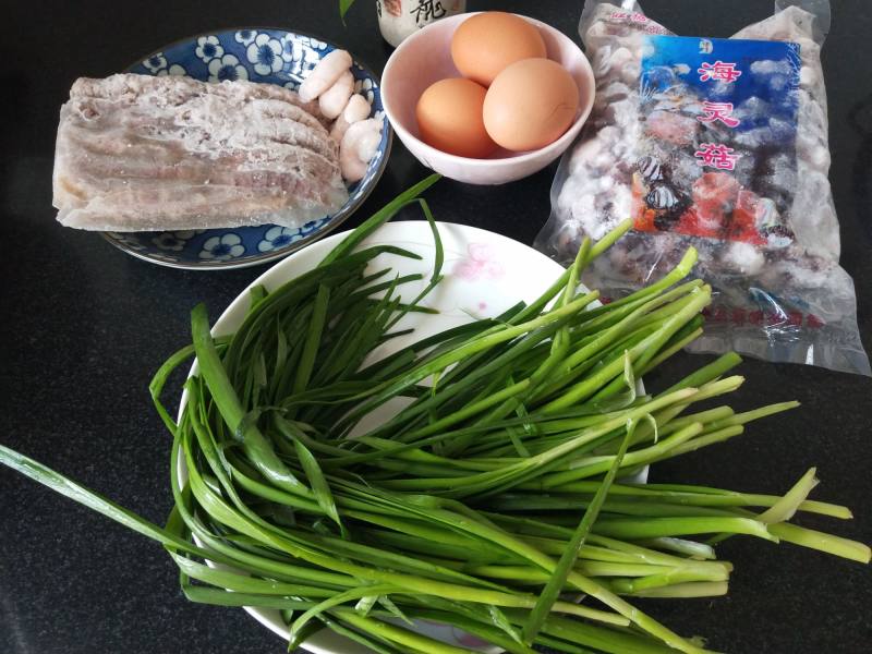 海灵菇虾爬肉韭菜水饺的做法步骤：1