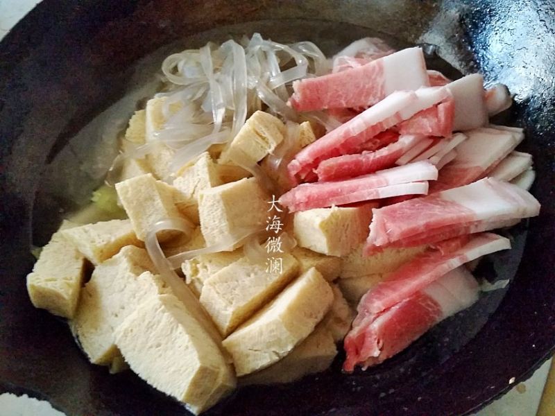 白菜猪肉炖粉条冻豆腐的做法步骤：7