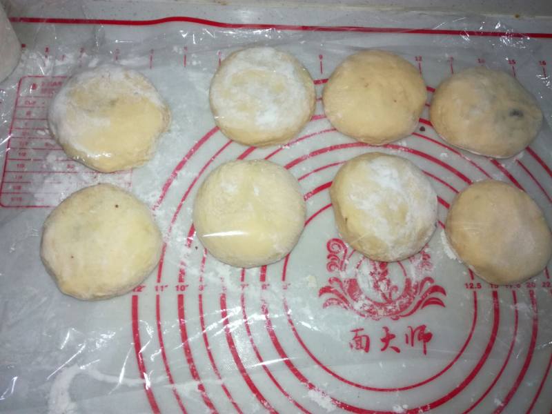 如何粗粮细做-玉米面发面豆沙饼的做法步骤：14