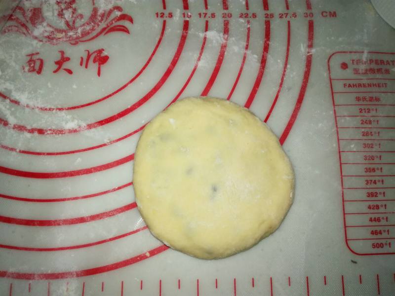 如何粗粮细做-玉米面发面豆沙饼的做法步骤：15