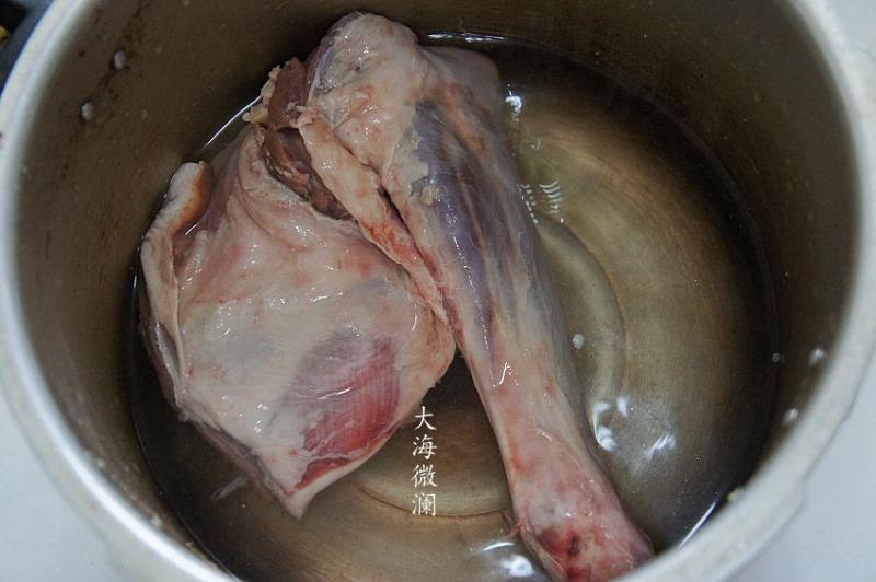 酸菜炖羊腿肉的做法步骤：2