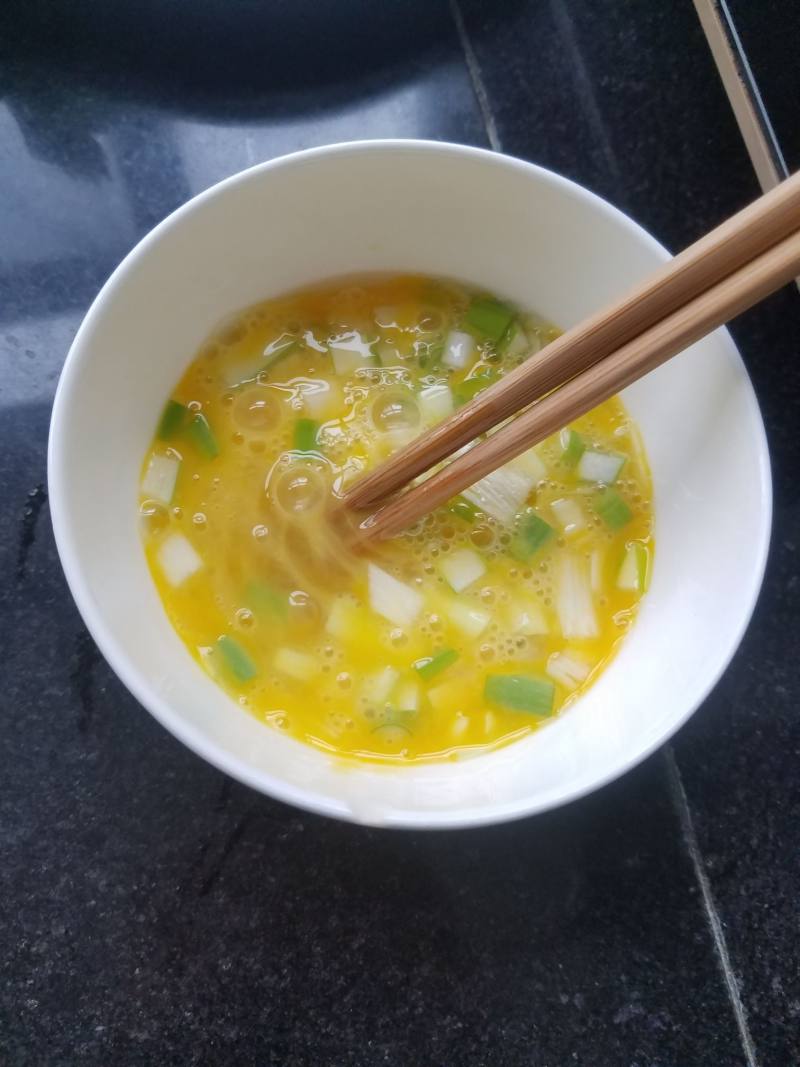 番茄鸡蛋香菇炒粉的做法步骤：3