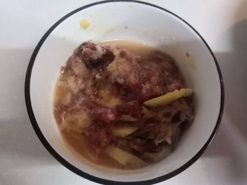 金针菇牛肉油豆腐汤的做法步骤：2