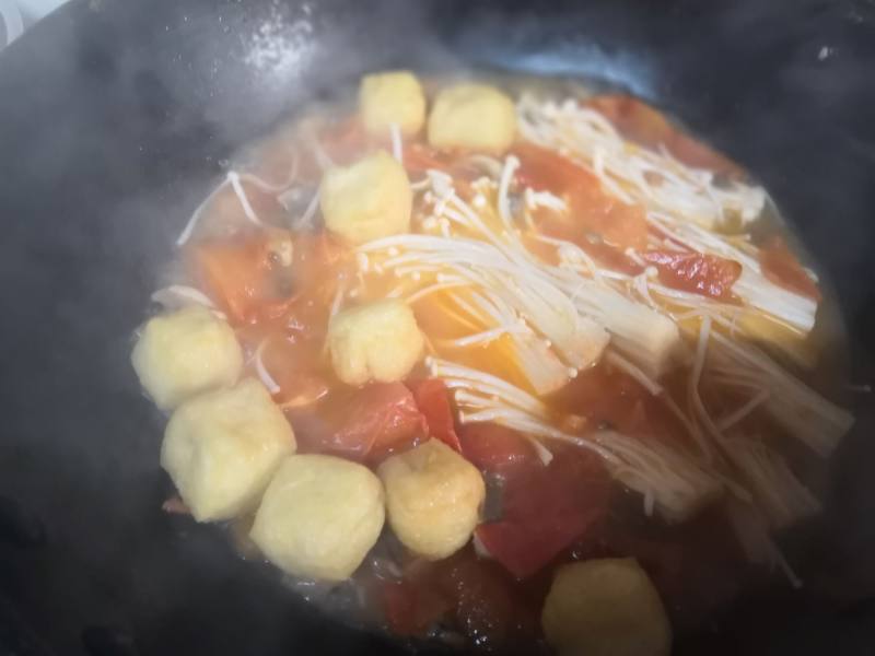 金针菇牛肉油豆腐汤的做法步骤：5