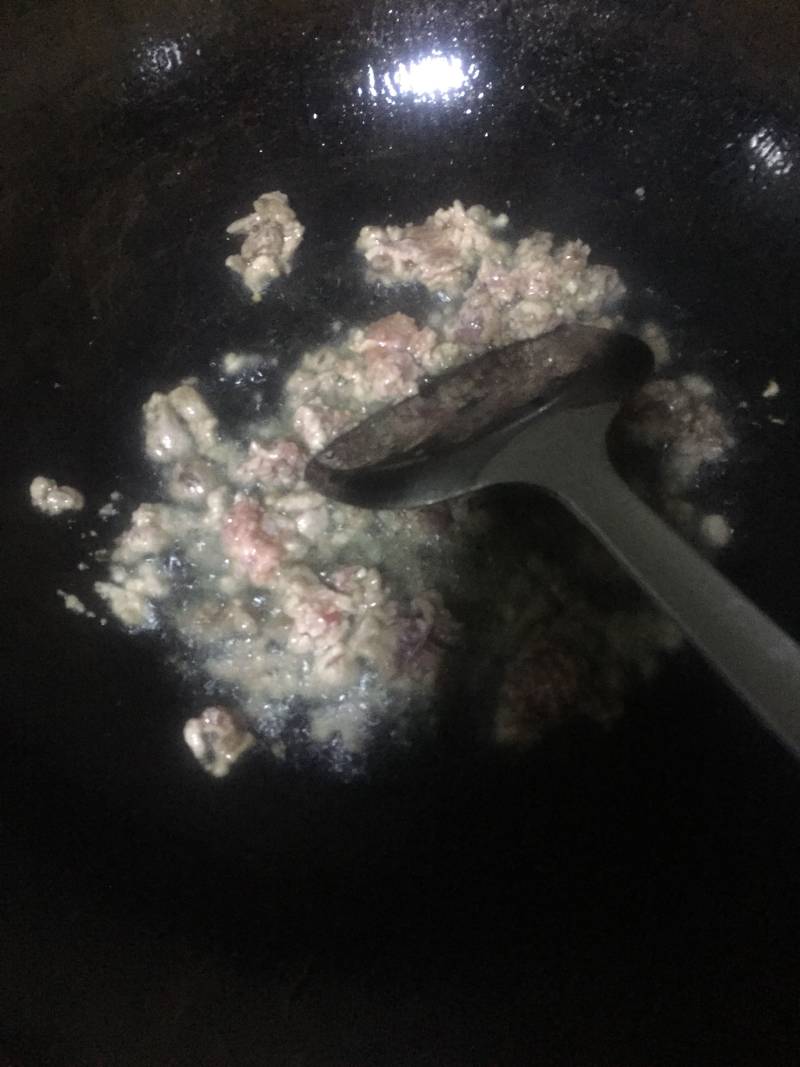 瘦肉豌豆粒的做法步骤：2