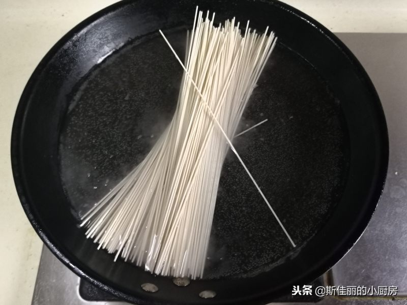 白菜荷包蛋鸡汤面的做法步骤：4