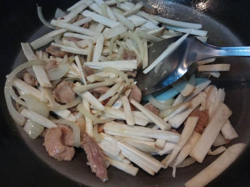 青椒杏鲍菇炒肉片的做法步骤：7