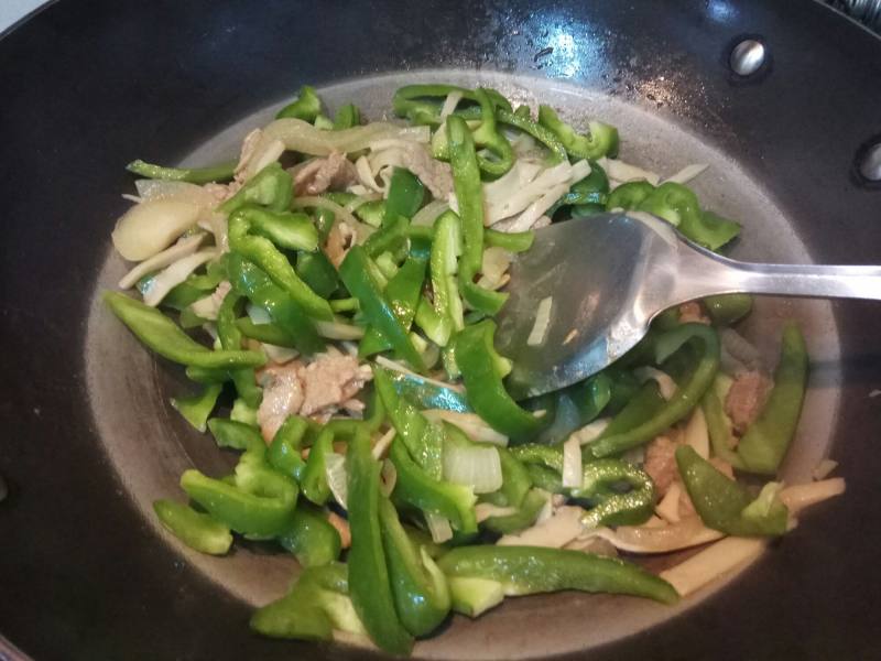 青椒杏鲍菇炒肉片的做法步骤：10