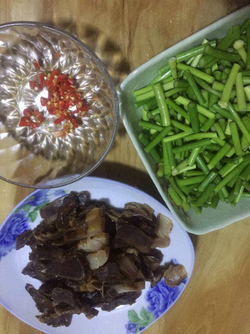 蒜苔炒腊肉的做法步骤：2