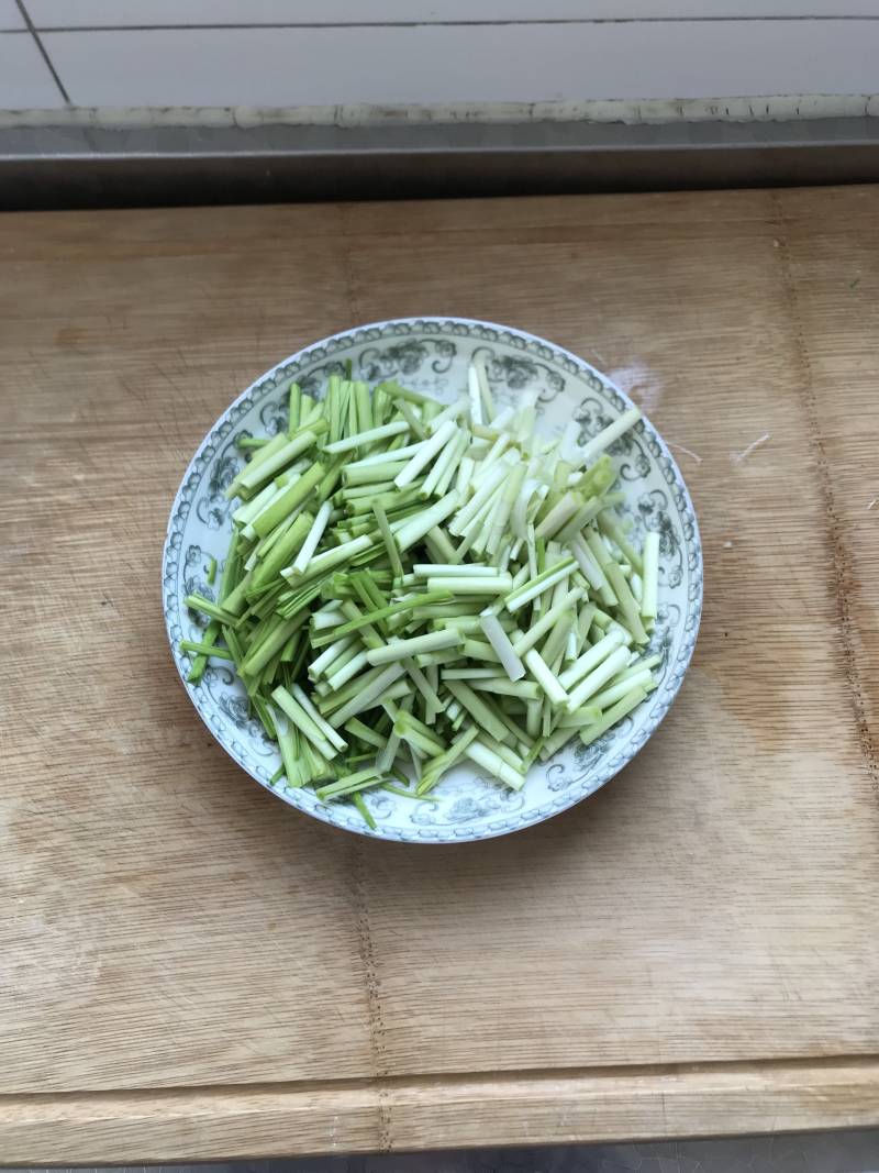 鸡丝炒蒜黄（自产蒜黄）的做法步骤：3