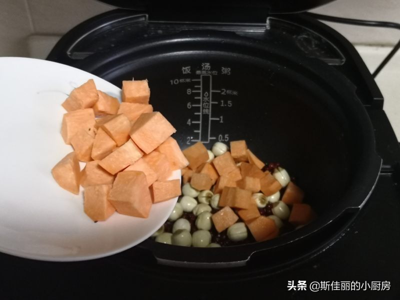 红薯莲子红豆汤的做法步骤：6