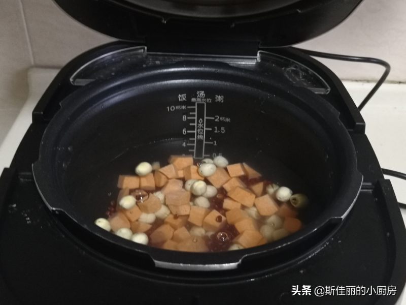 红薯莲子红豆汤的做法步骤：7