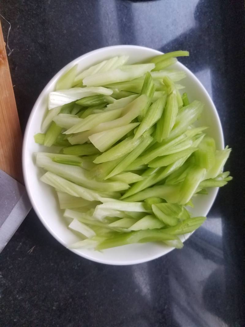 芹菜炒干豆皮的做法步骤：2