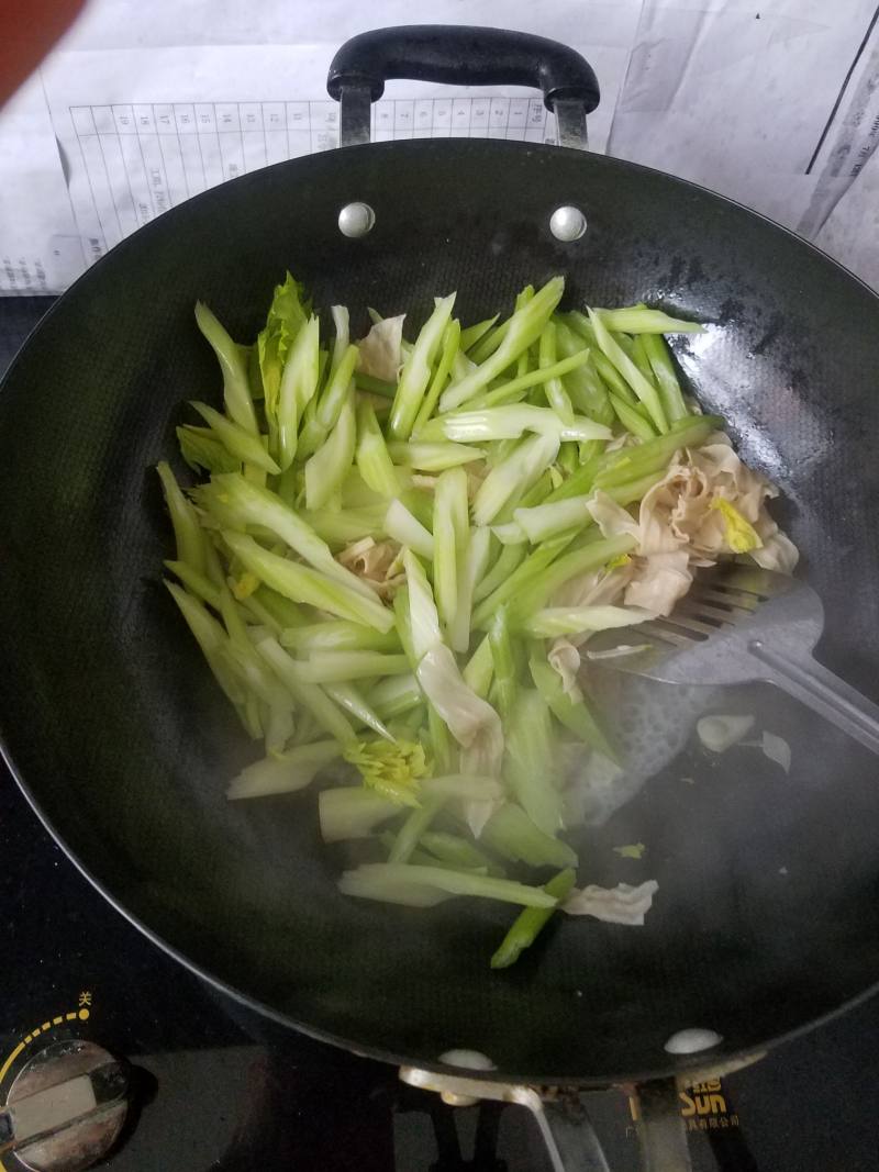 芹菜炒干豆皮的做法步骤：4