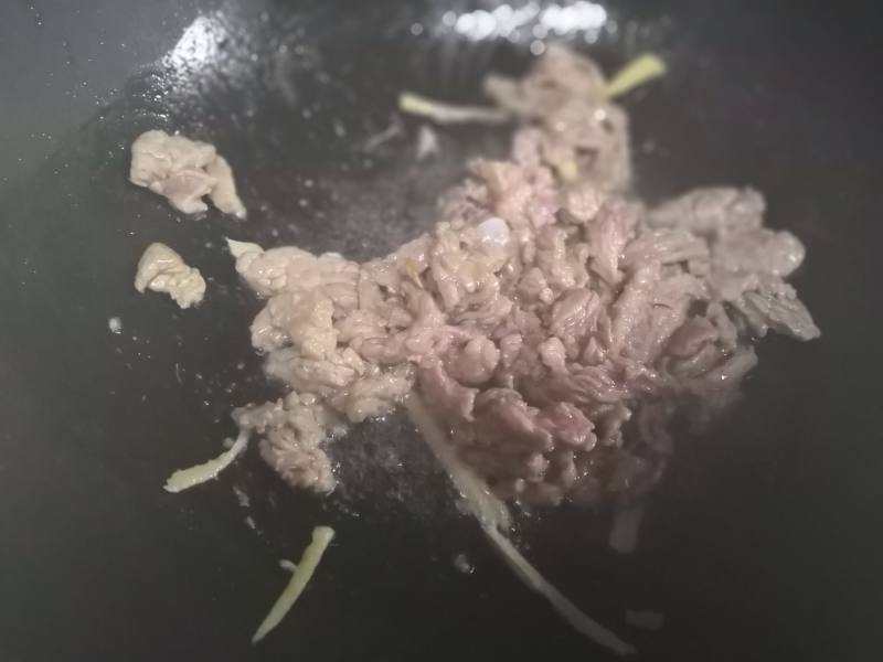 青椒牛肉炒芋头的做法步骤：3