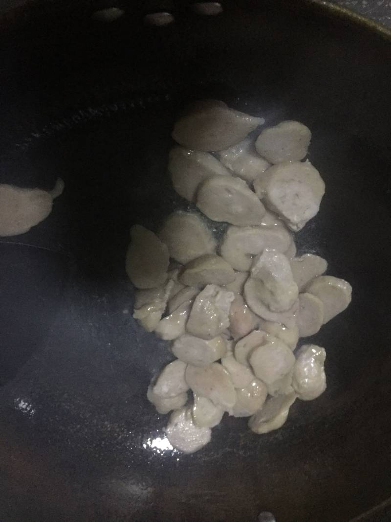 大蒜炒肉丸片的做法步骤：3