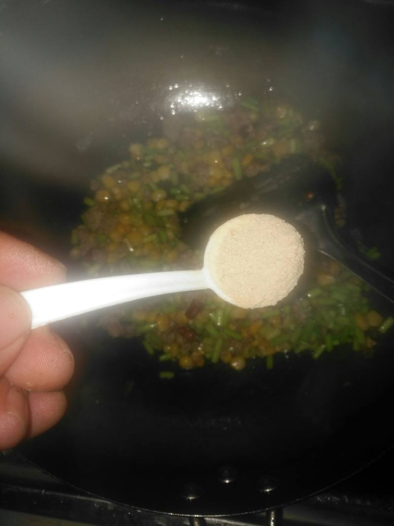 玉米蒜苔炒肉末的做法步骤：10