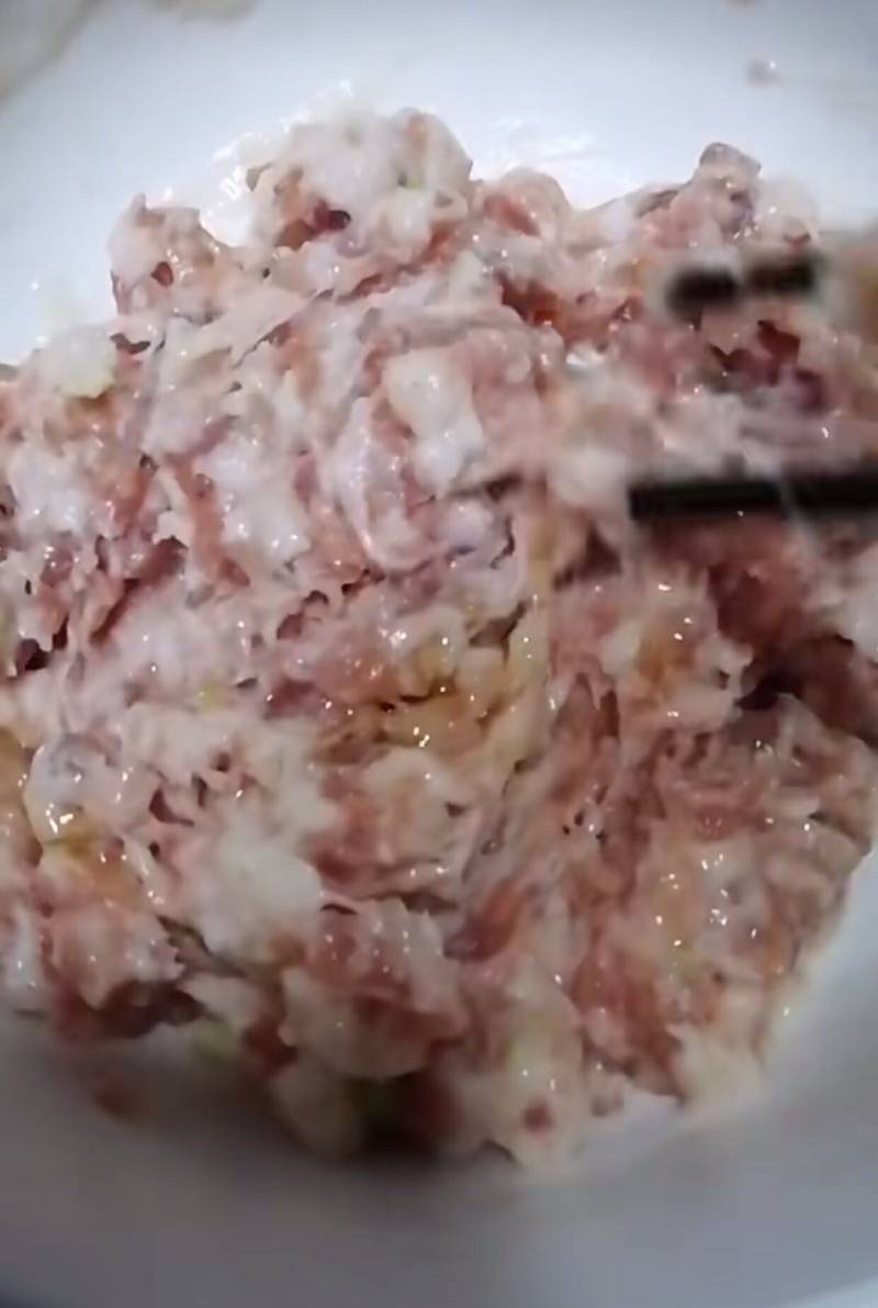 小白菜肉丸汤的做法步骤：2