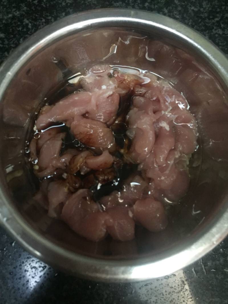 青圆椒炒肉片的做法步骤：2