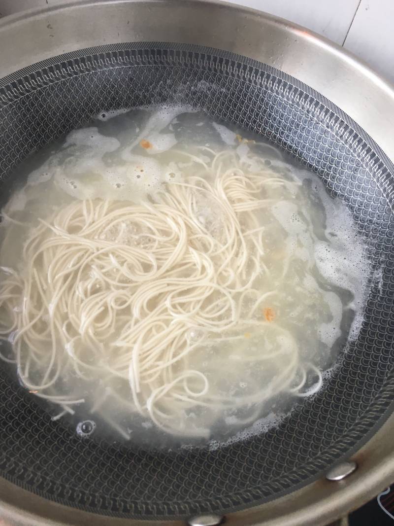 海参鸡蛋烧肉菠菜热汤面的做法步骤：5