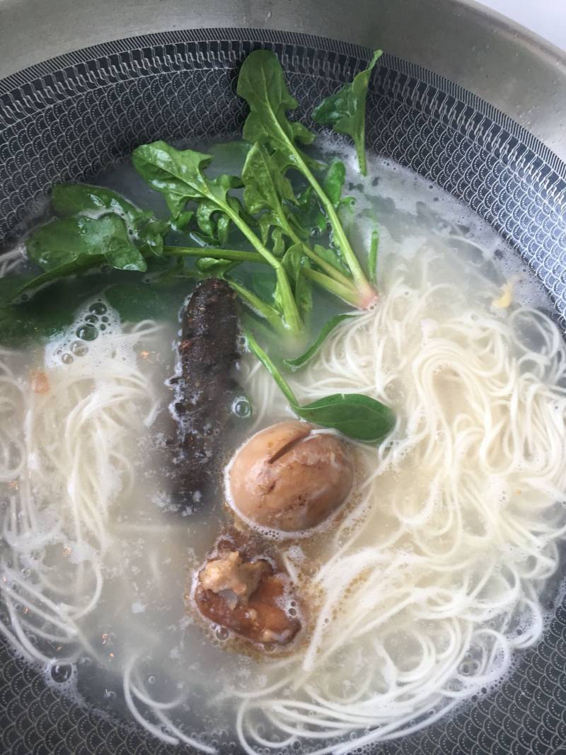 海参鸡蛋烧肉菠菜热汤面的做法步骤：6