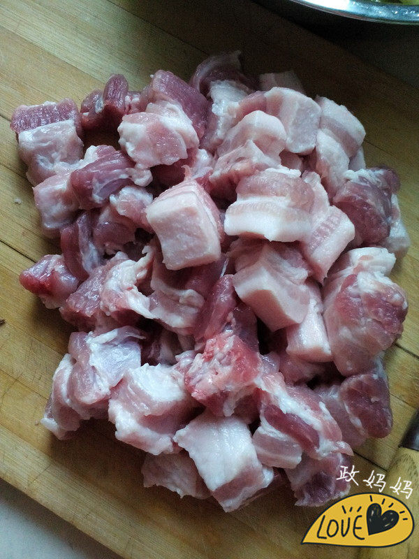 土豆红烧肉的做法步骤：3